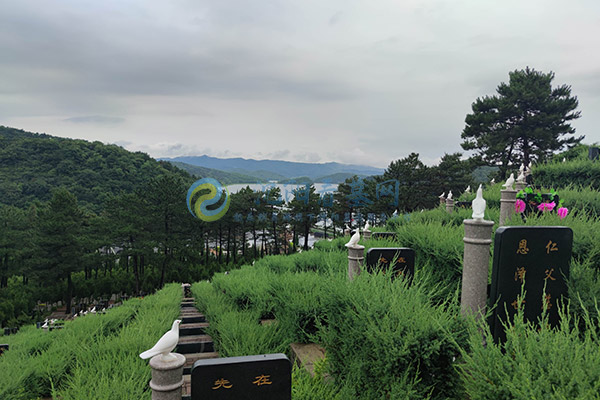 大河贝墓园
